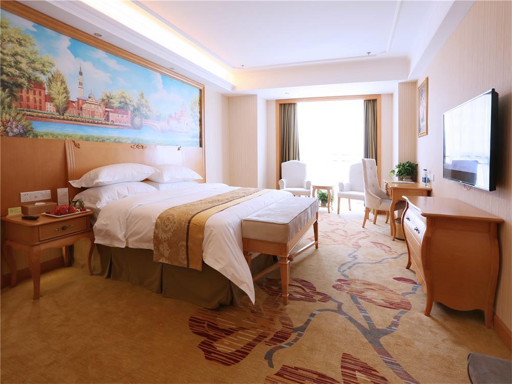 Vienna International Hotel Yantai Changjiang Road Xingyi Square Branch Bagian luar foto